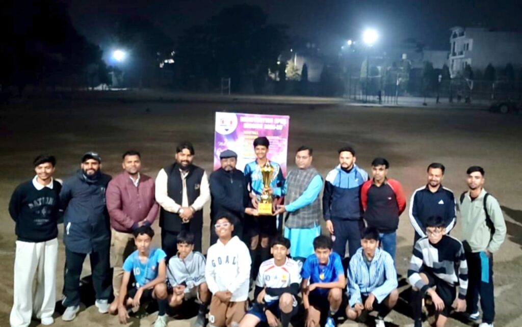 अचीवर्स स्पोर्ट्स एकेडमी ने इंटर एकेडमी फुटबॉल टूर्नामेंट में किया शानदार प्रदर्शन, पेनल्टी शूटआउट में जीती ट्रॉफी