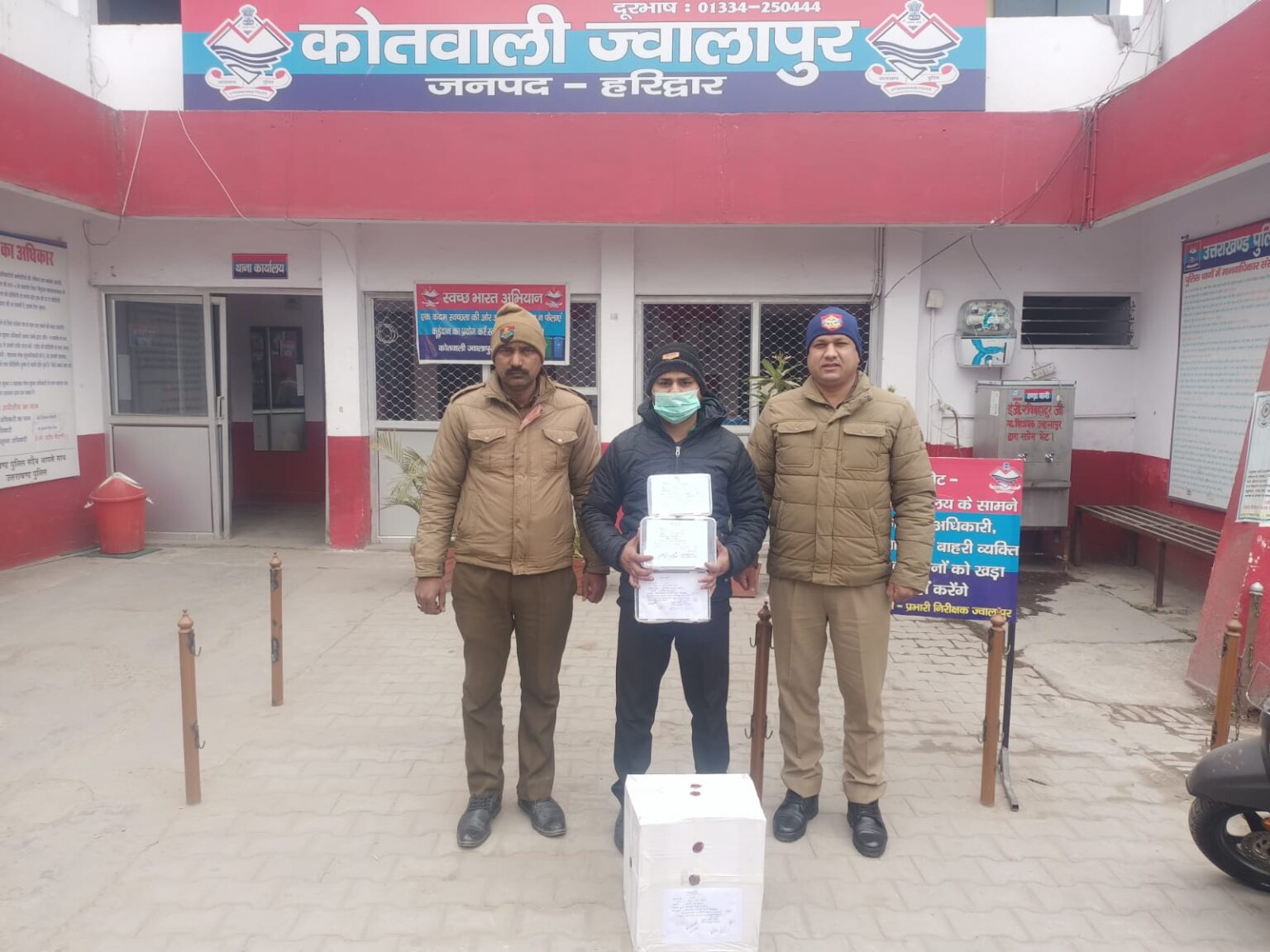 संयुक्त टीम की छापेमारी से अवैध नशीली दवाइयां बेचने वालों में हड़कंप , ड्रग्स इंस्पेक्टर व ज्वालापुर पुलिस की संयुक्त कार्रवाई, पीठ बाजार में मेडिकल स्टोर पर छापा