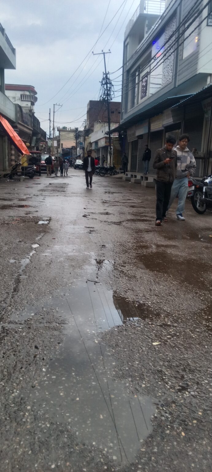 सुबह से हो रही रिमझिम बारिश से बदला मौसम का मिजाज,खिले किसानों के चेहरे