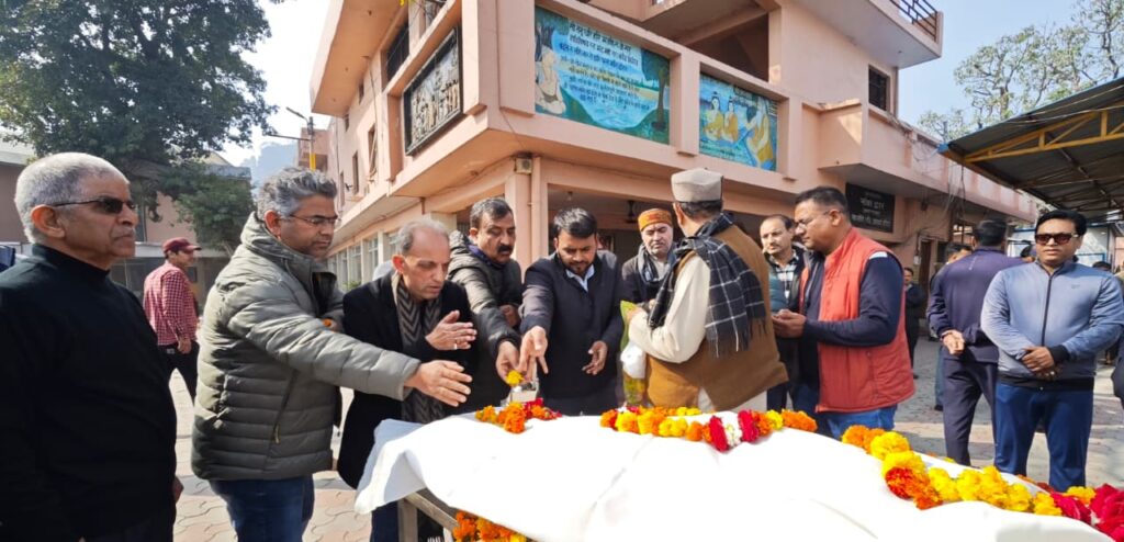 पत्रकार अनुपम त्रिवेदी को मातृ शोक,महानिदेशक सूचना ने श्मशान घाट पहुंच कर दी श्रद्धांजलि