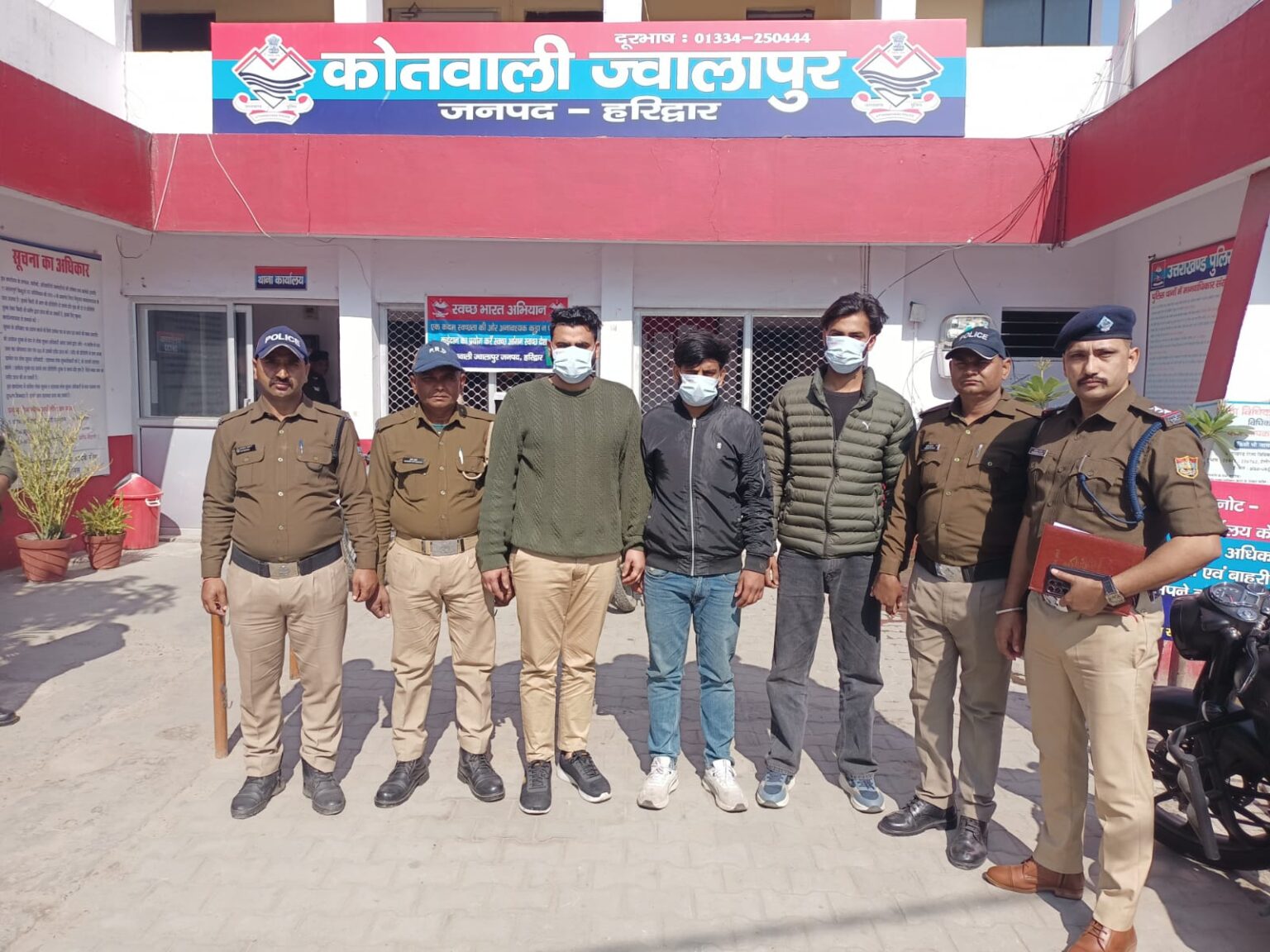 धोखाधड़ी के आरोपी को छुड़ाने के लिए UP पुलिस पर जानलेवा हमला, बेटे ने साथियों संग दिखाई दबंगई, स्कॉर्पियो व थार से पुलिस वाहन को मारी टक्कर, तीन आरोपी गिरफ्तार, घटना में प्रयुक्त दोनों वाहन जब्त।