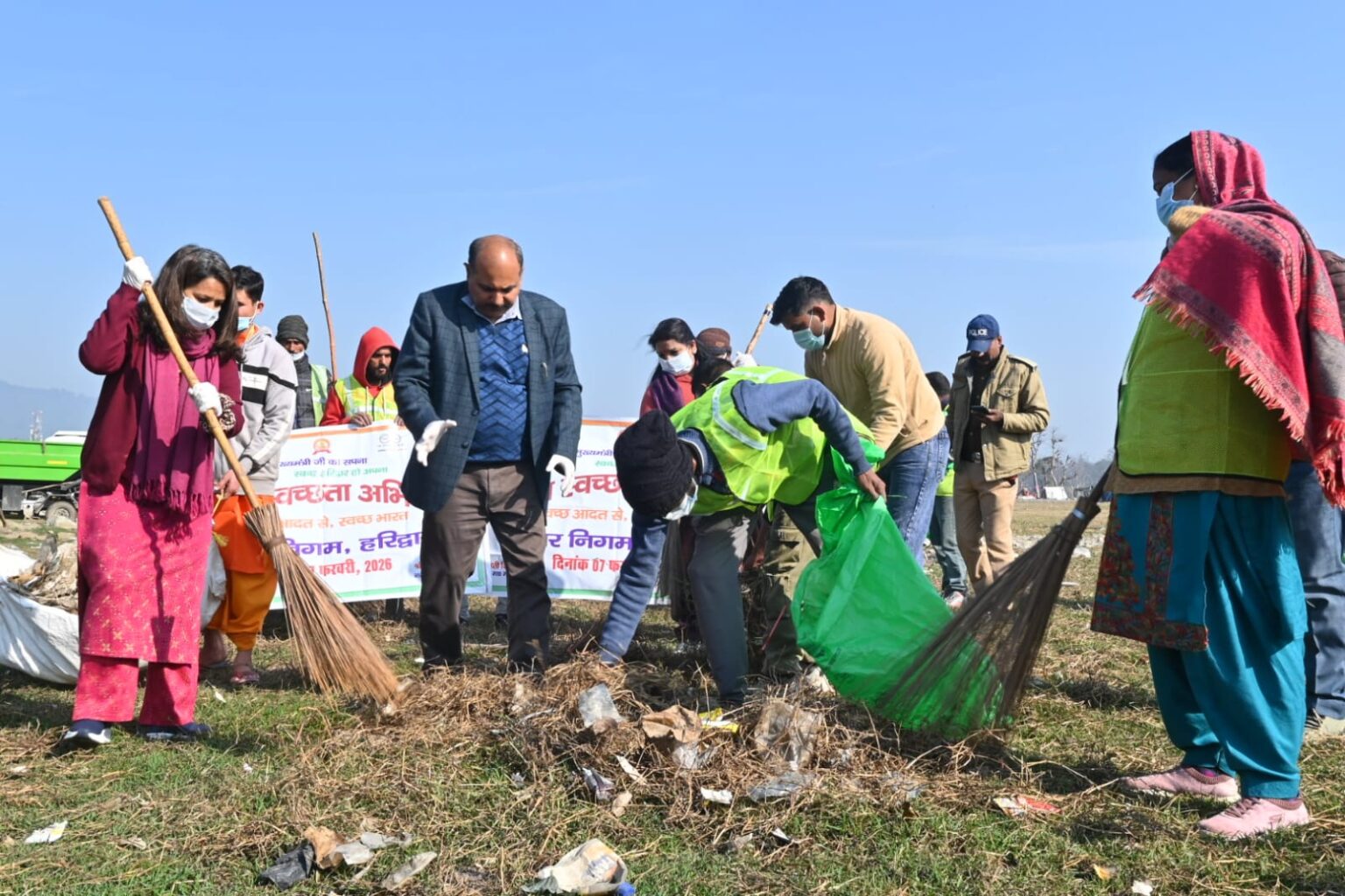 महा मेगा सफाई अभियान में अधिकारी,कर्मचारी,धार्मिक संस्थानों जनप्रतिनिधि, सामाजिक संगठन,स्वयं सेवी संगठन,व्यापार मंडल,पुलिस विभाग,शिक्षण संस्थानों,महिला समूह एवं ग्रामीण आदि हुए शामिल