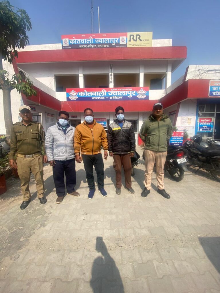 अंसारी मार्केट, कटहरा बाजार में आपसी लड़ाई-झगड़ा कर शांति व्यवस्था भंग करने पर 03 अभियुक्त गिरफ़्तार।