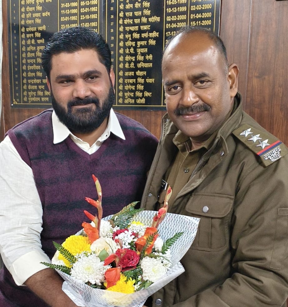 पदभार ग्रहण करने पर युवा समाजसेवी ने नए कोतवाली प्रभारी निरीक्षक का किया स्वागत