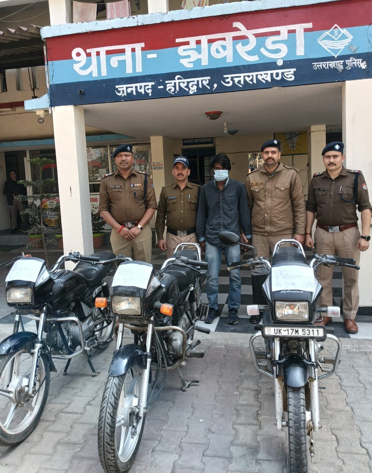 पुलिस की बड़ी कार्रवाई: चेकिंग अभियान में बाइक चोर गिरफ्तार, 3 चोरी की मोटरसाइकिल बरामद