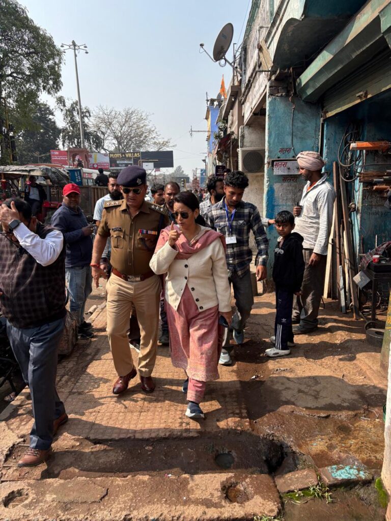 जिलाधिकारी मयूर दीक्षित के निर्देशन में नगर मजिस्ट्रेट कुश्म चौहान के नेतृत्व में चलाया गया अतिक्रमण हटाओ अभियान