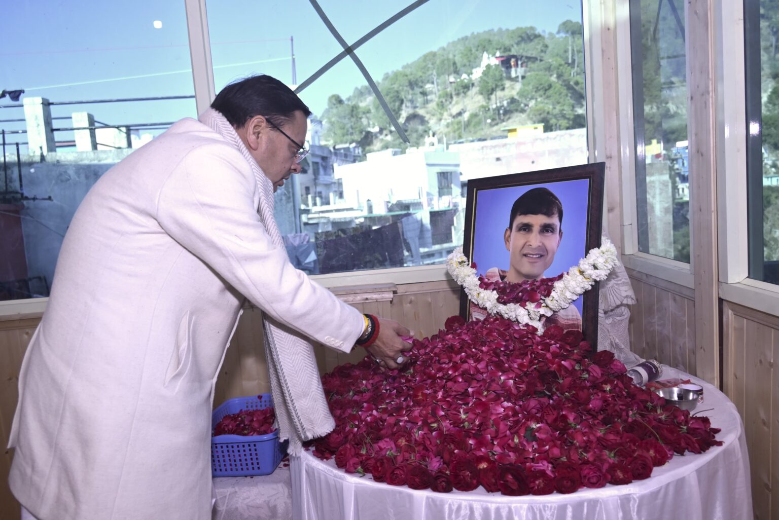 मुख्यमंत्री ने ब्लॉक प्रमुख भिकियासैंण स्व. सतीश नैनवाल को अर्पित की श्रद्धांजलि