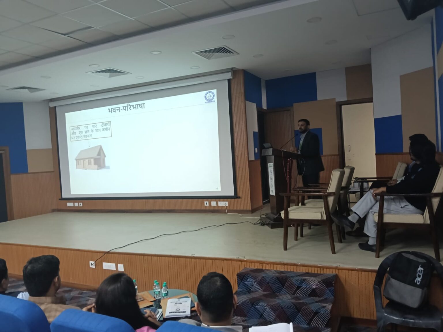 सहायक भूलेख अधिकारी उत्तम सिंह ने अवगत कराया कि भारत में पूर्व जनगणना वर्ष 2011 में संपन्न हुई थी। इसी क्रम में आगामी जनगणना-2027 का प्रथम चरण (भवन सूचीकरण एवं मकानों की गणना) वर्ष 2026 में तथा द्वितीय चरण (जनसंख्या गणना) वर्ष 2027 में संपन्न किया जाना निर्धारित है।