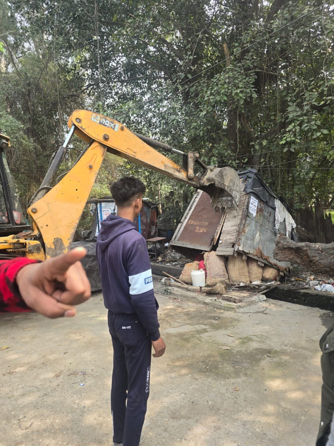 जिलाधिकारी मयूर दीक्षित के निर्देशन में जनपद में चलाया जा रहा है अतिक्रमण हटाओ अभियान