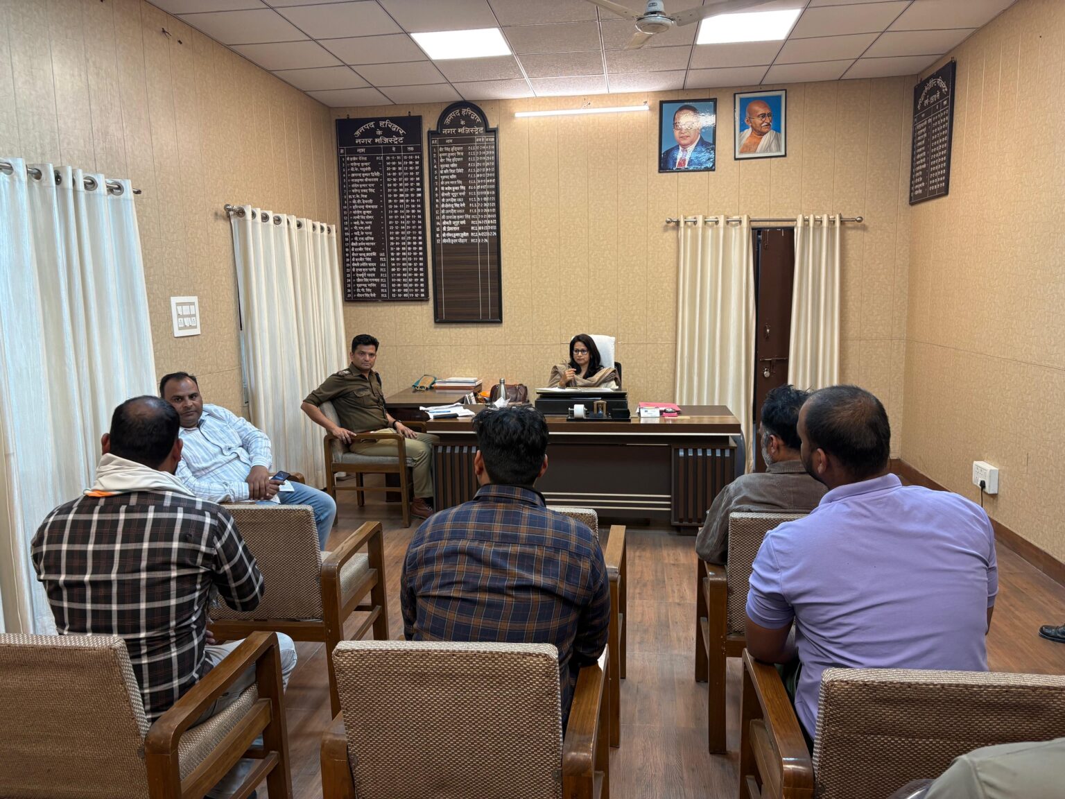 अपनी मांगों को लेकर अनशन पर बैठे जोमेटो फूड डिलीवरी कंपनी के कार्मिकों को सिटी मजिस्ट्रेट ने जूस पिलाकर किया अनशन समाप्त