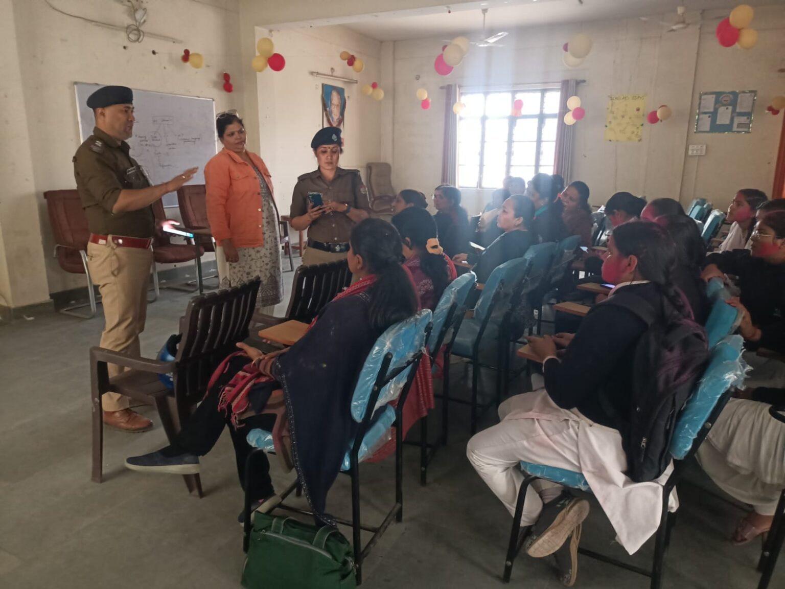 उपनिरीक्षक मनीष भण्डारी, कांस्टेबल जसरुददीन खान एवं महिला कांस्टेबल पूनम सौरियाल की टीम ने “पुलिस आपके द्वार” कार्यक्रम के तहत कन्या गुरुकुल विश्वविद्यालय ज्वालापुर में किया जागरूकता अभियान आयोजित