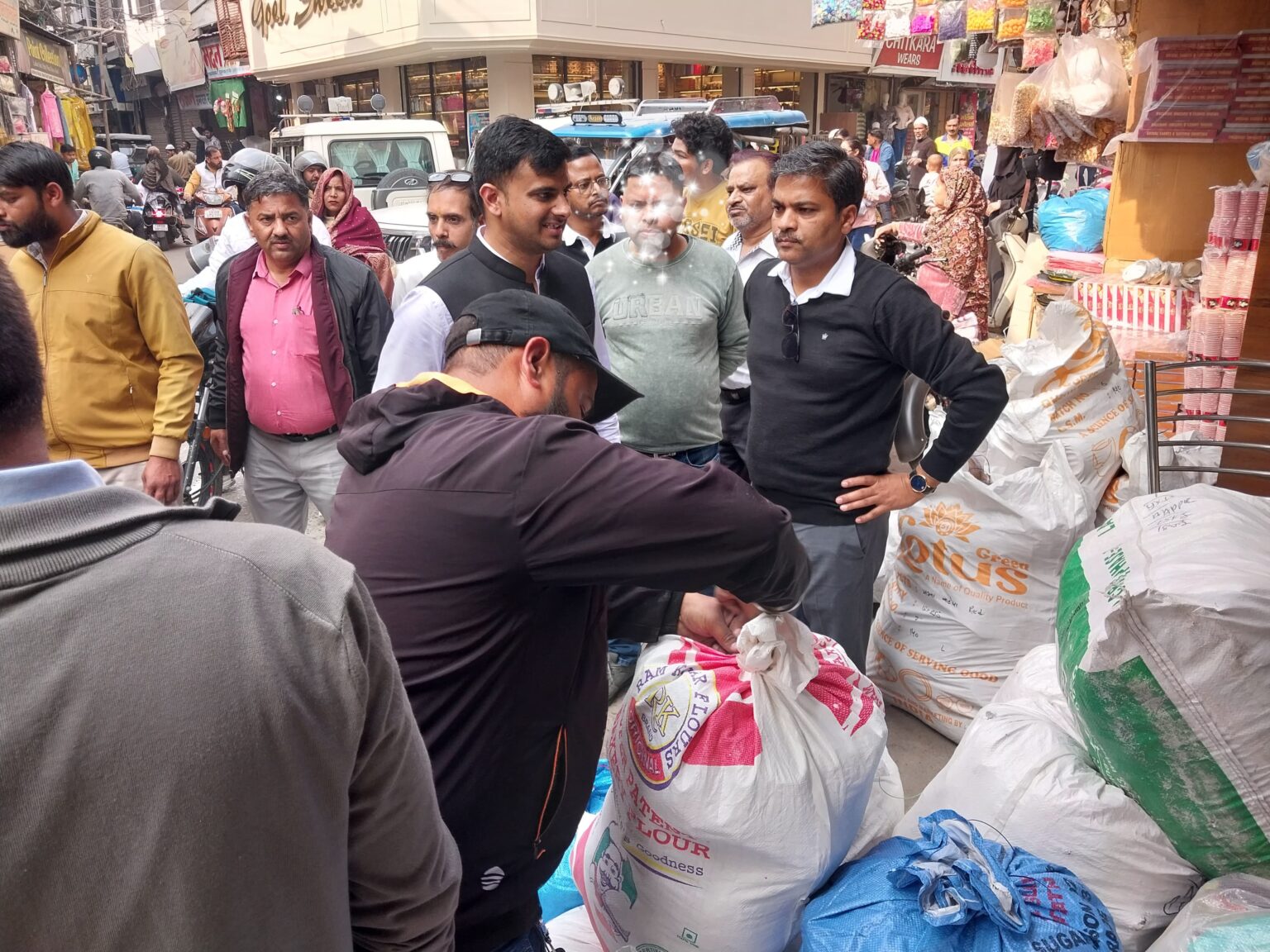 उप जिलाधिकारी हरिद्वार ने ज्वालापुर कटहरा बाजार में स्थित दुकान से कई कुंतल पॉलीथिन बैग किए गए जब्त।