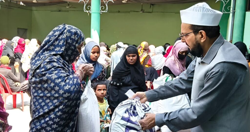 खिदमत खल्क कमेटी द्वारा सैकड़ों लोगों को दी गई रमजान किट,रोजा,नमाज और इबादत से बढ़कर है किसी जरूरतमंद की मदद करना,कारी