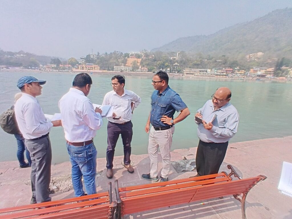 कुंभ मेले की तैयारियां तेज : अपर मेलाधिकारी ने स्वर्गाश्रम क्षेत्र के 16 घाटों का किया निरीक्षण
