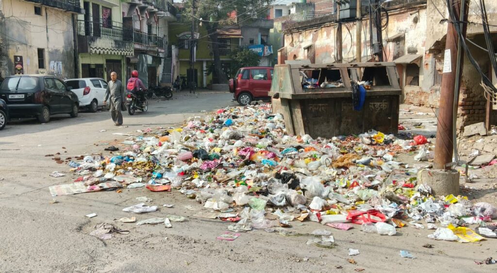 नगर में सफाई व्यवस्था ठप,जगह-जगह पसरी गंदगी,मेयर व निगम अधिकारियों के साथ वार्ता रही बेनतीजा