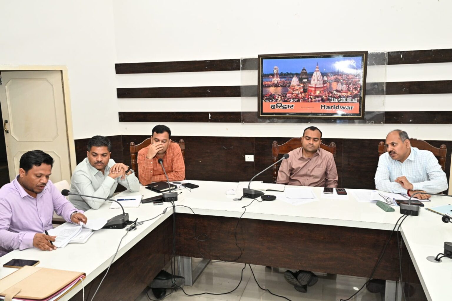 एलपीजी गैस आपूर्ति को लेकर जिलाधिकारी ने की समीक्षा बैठक, सभी गैस एजेंसियों पर नोडल अधिकारी नामित कर निगरानी रखने के दिए निर्देश