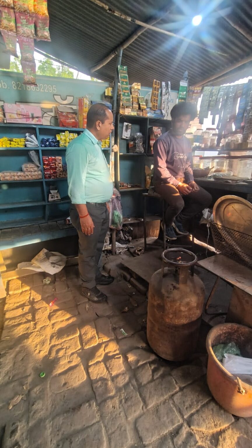 घरेलू गैस सिलेंडर को व्यवसायिक उपयोग में लाने वाले व्यापारियों के 10 सिलेंडर पूर्ति विभाग की टीम ने किए जब्त