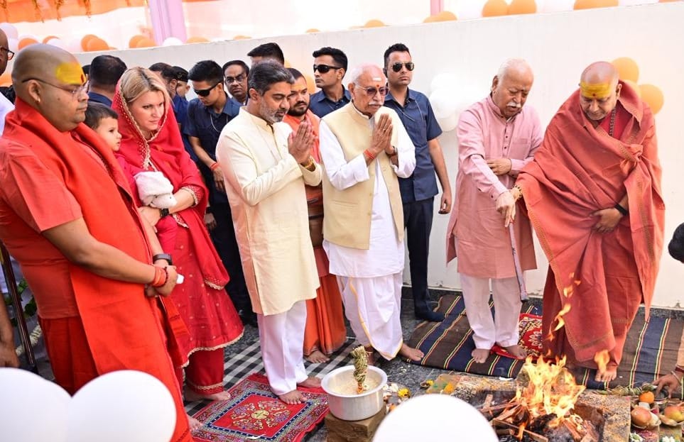 वृंदावन स्थित जीवनदीप आश्रम के भव्य लोकार्पण समारोह में सरसंचालक मोहन भागवत सहित अनेक संतों व गणमान्यों ने किया प्रतिभाग