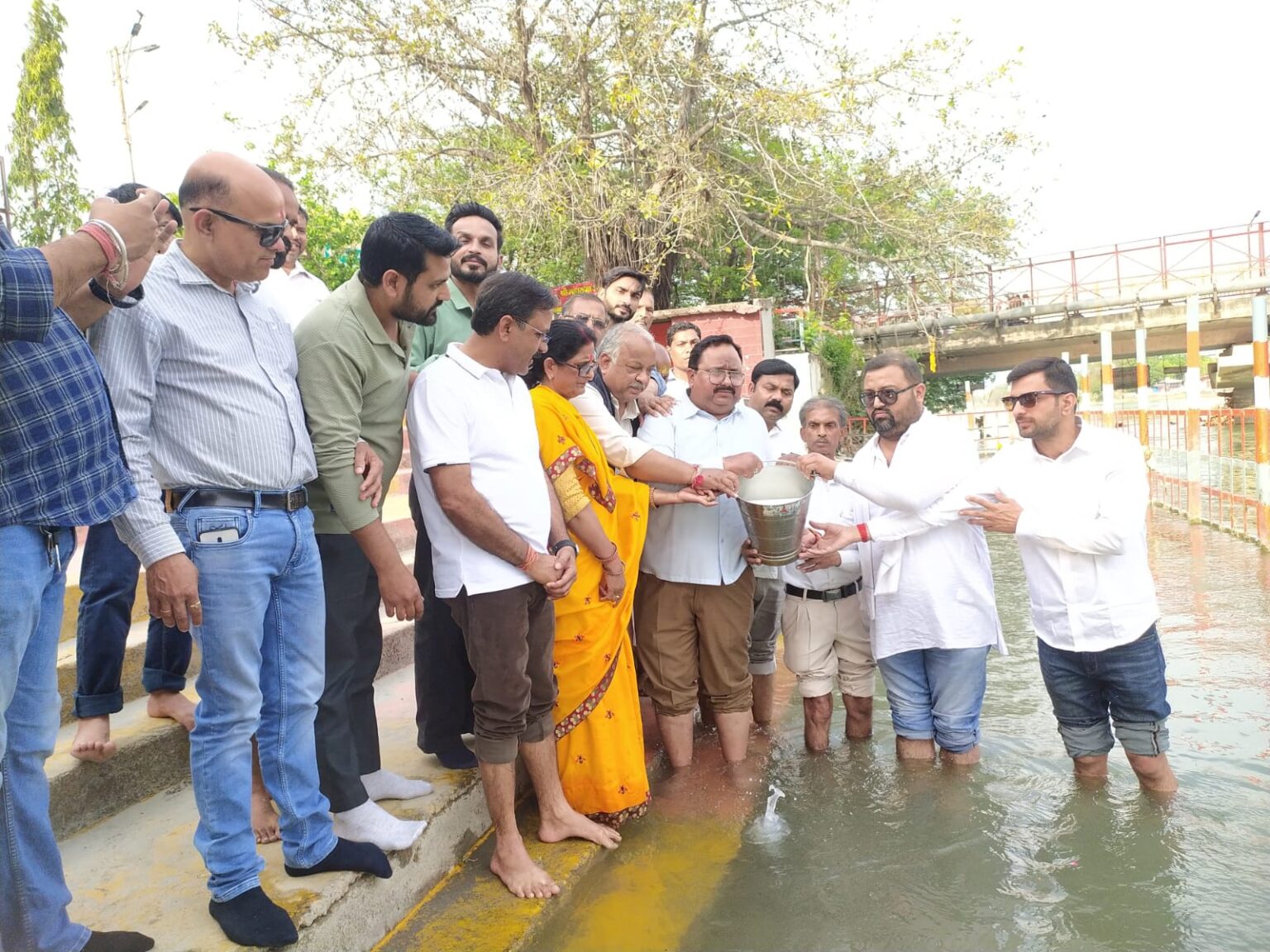 जतिन हांडा व रकित वालिया के नेतृत्व में कांग्रेस कार्यकर्ताओं ने मां गंगा का दुग्धाभिषेक कर सोनिया गांधी के शीघ्र स्वास्थ्य लाभ की कामना की