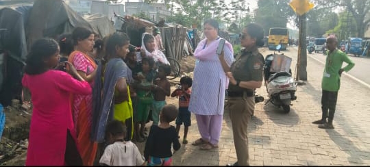 अंतर्राष्ट्रीय महिला दिवस पर ज्वालापुर पुलिस की सराहनीय पहल, जरूरतमंद महिलाओं-बच्चों को बांटी खाद्य सामग्री और दी सुरक्षा संबंधी जानकारी