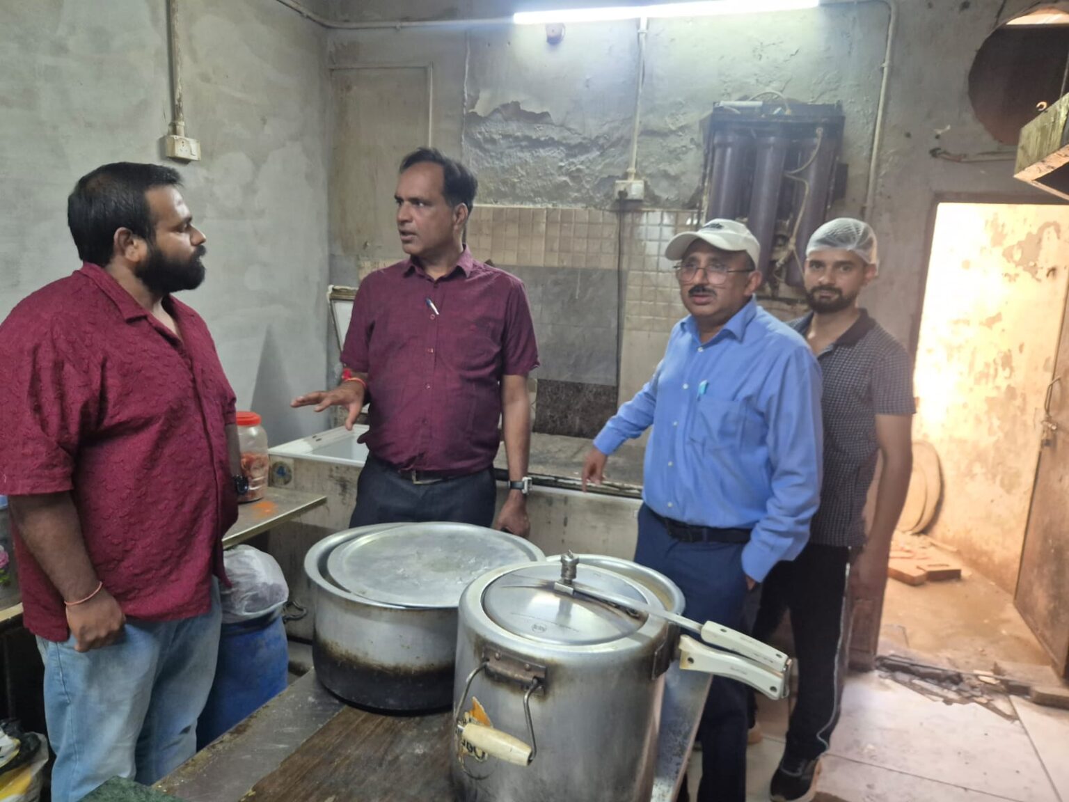 चार धाम यात्रा पर आने वाले तीर्थ यात्रियों को शुद्ध एवं गुणवत्ता युक्त खाद्य प्रदार्थ उपलब्ध हो तथा खाद्य पदार्थों में किसी प्रकार की कोई मिलावट न हो इसके लिए खाद्य सुरक्षा विभाग द्वारा की गई छापेमारी की कार्यवाही