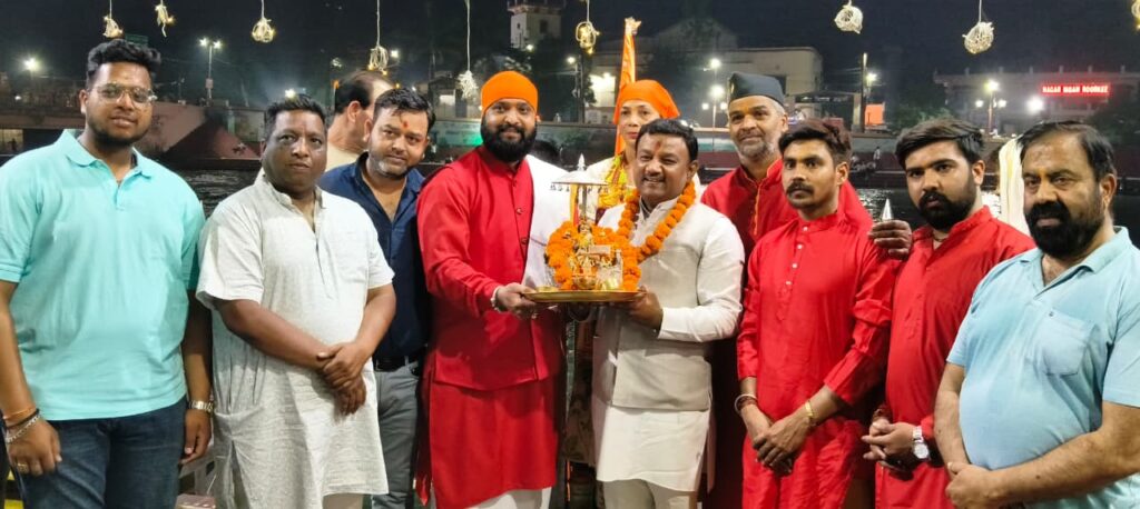 उत्तराखंड कांग्रेस अध्यक्ष के जन्म दिवस पर समर्थकों सहित पूर्व मेयर ने आरती कर की उनके मंगलमय जीवन की कामना