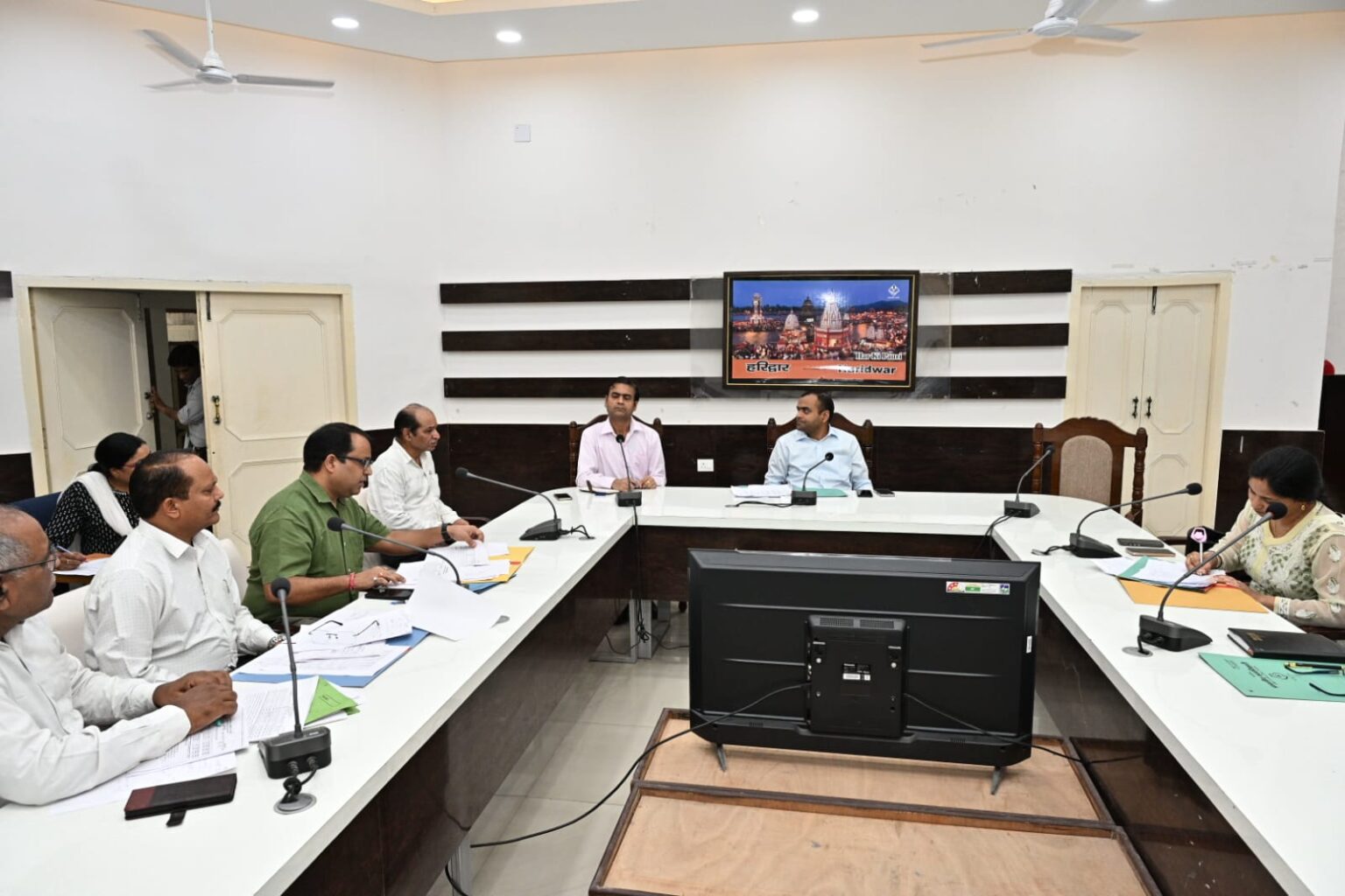 राजस्व प्राप्ति के लिए शत प्रतिशत लक्ष्य हासिल करने के लिए जिलाधिकारीने दिए निर्देश।