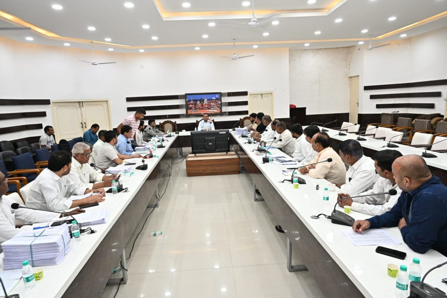 जिला निर्वाचन अधिकारी ने गहन पुनरीक्षण घोषणा से पूर्व मान्यता प्राप्त राजनीतिक दलों के प्रतिनिधियों के साथ बैठक की आयोजित।