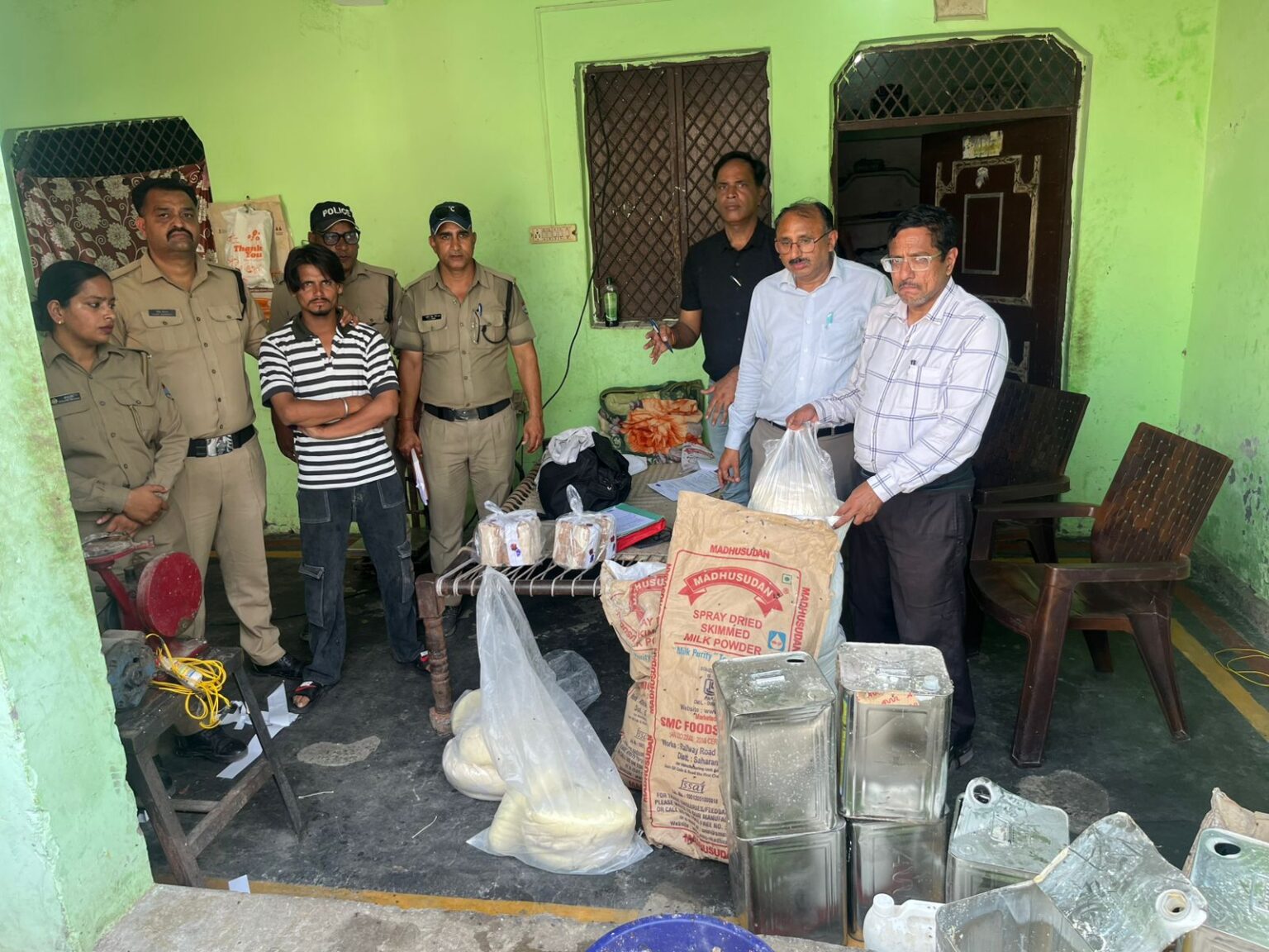 चार धाम यात्रा पर आने वाले तीर्थ यात्रियों को शुद्ध एवं गुणवत्ता युक्त खाद्य प्रदार्थ उपलब्ध हो तथा खाद्य पदार्थों में किसी प्रकार की कोई मिलावट न हो इसके लिए खाद्य सुरक्षा विभाग द्वारा की गई छापेमारी की कार्यवाही