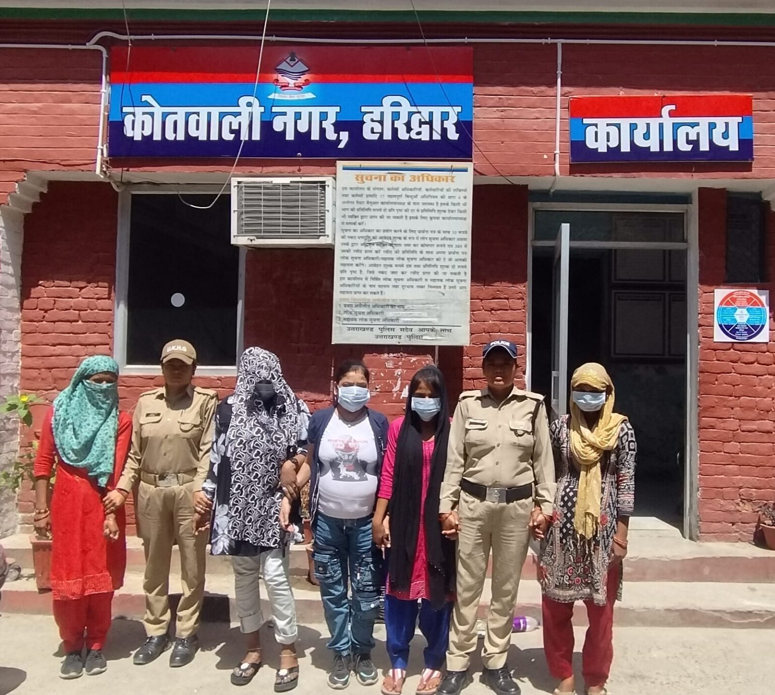 सार्वजनिक स्थान पर लोगों को आकर्षित करने वाली 5 महिलाएं हिरासत में, ऑपरेशन प्रहार के तहत कार्रवाई।