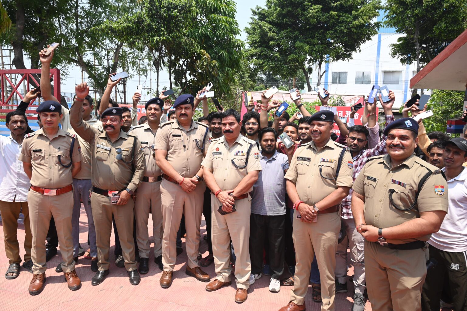 सिडकुल पुलिस की बड़ी कामयाबी: 152 खोए मोबाइल बरामद, लोगों के चेहरों पर लौटी मुस्कान,बरामद मोबाइल फोन की कुल कीमत लगभग 36 लाख रुपये से अधिक आंकी गई है।
