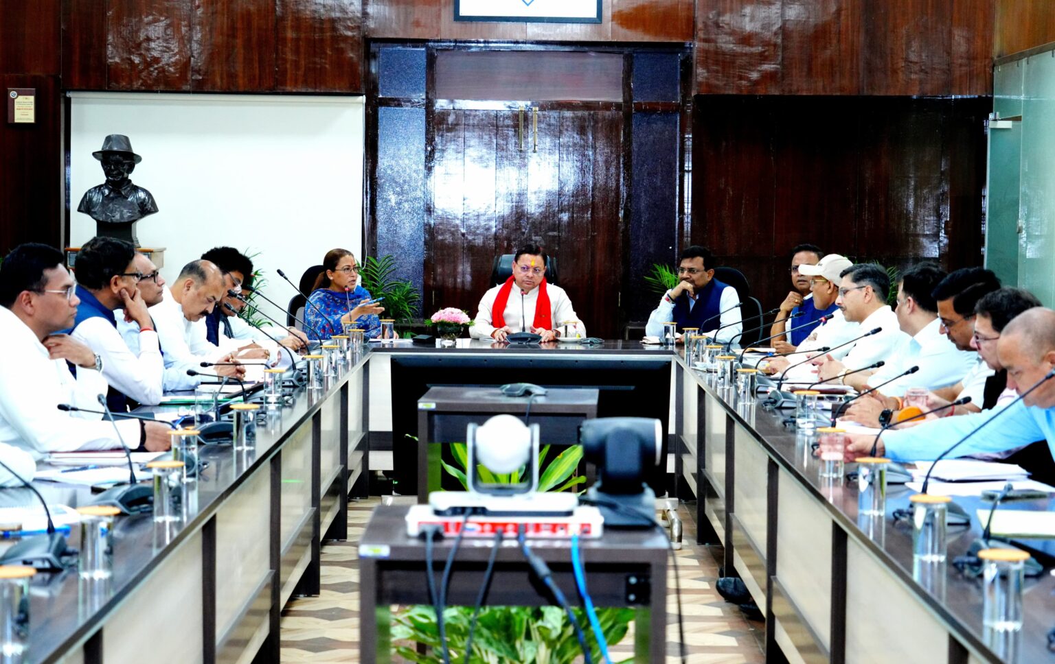 बिना तैयारी बैठक में पहुंचे अधिकारियों पर सीएम धामी सख्त, जताई कड़ी नाराजगी।