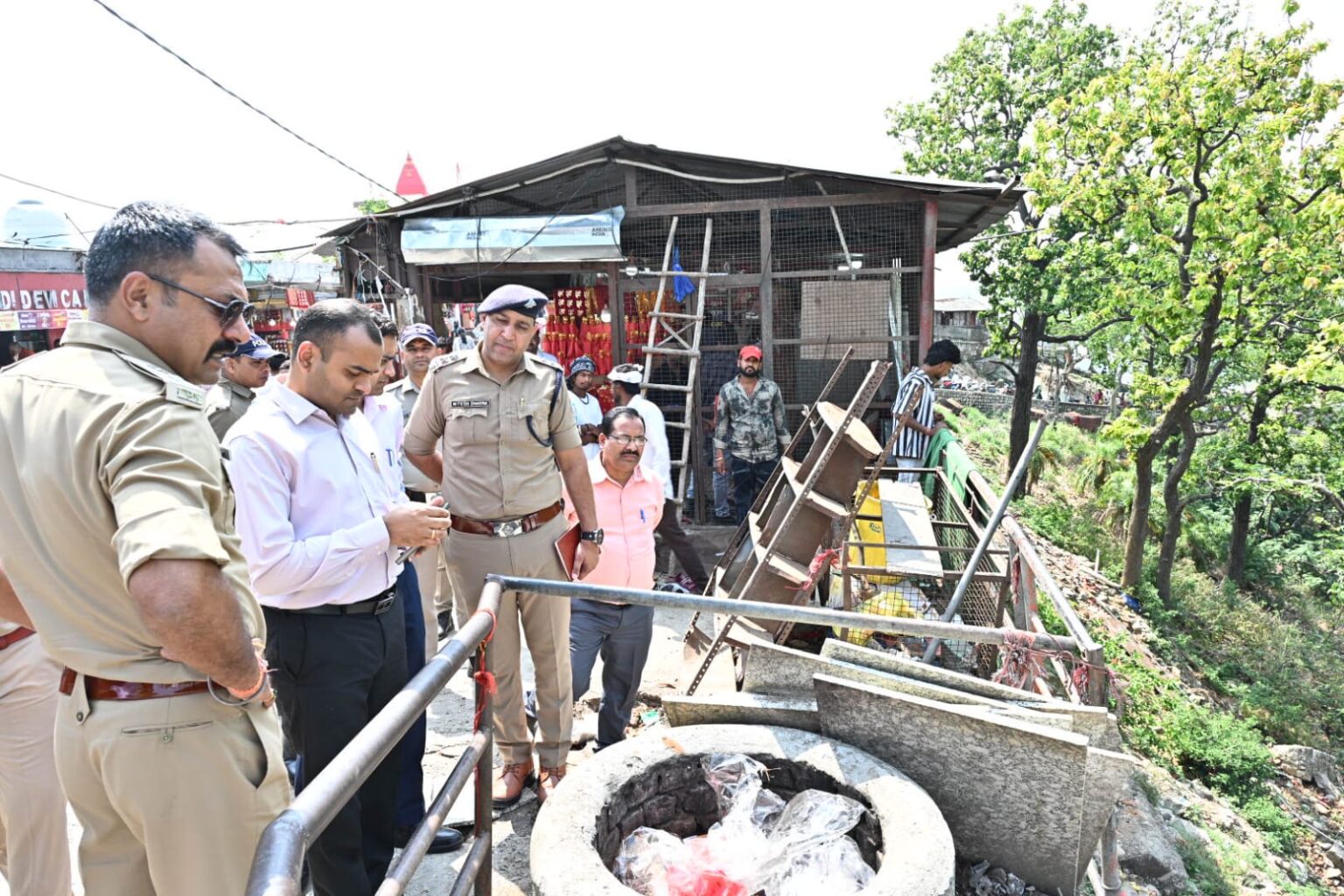 जिलाधिकारी ने चंडी देवी मंदिर के दर्शन करने पहुंचे श्रद्धालुओं से बातचीत कर उपलब्ध कराई गई सुविधाओं एवं व्यवस्थाओं का फीड बैक लिया