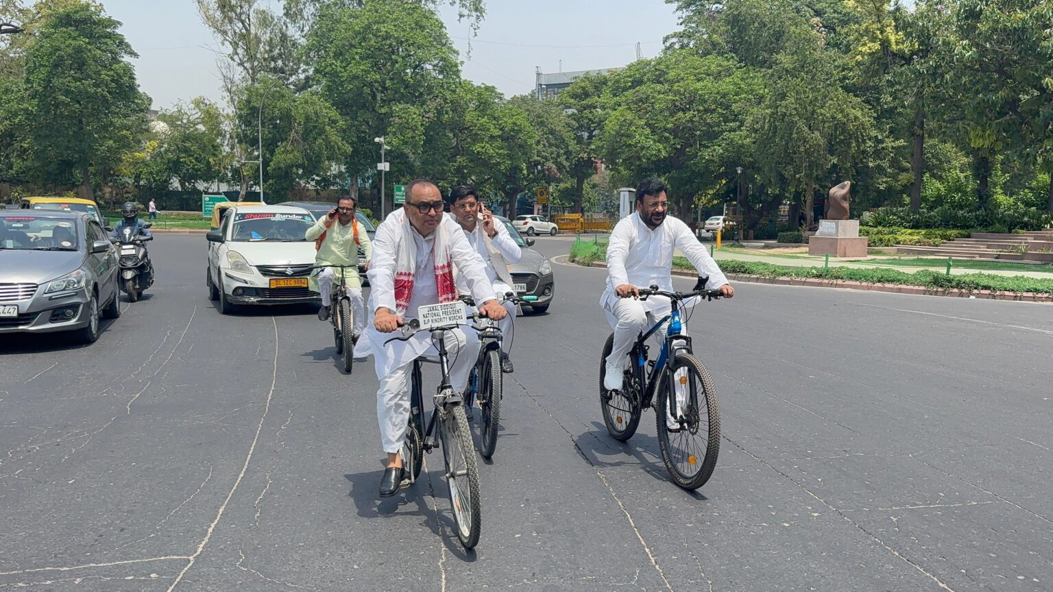 देश हित में तेल बचाने का संदेश, भाजपा अल्पसंख्यक मोर्चा की साइकिल यात्रा।