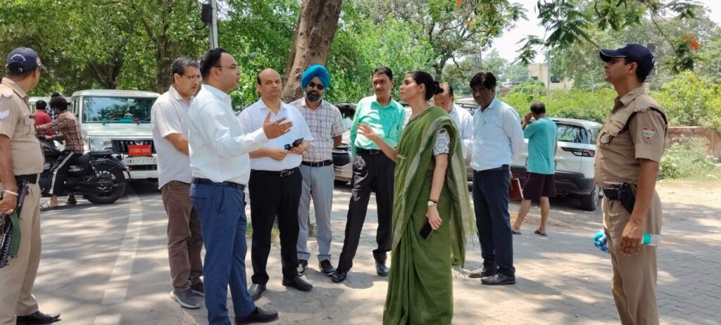 मेलाधिकारी ने बस स्टेशन एवं आसपास के क्षेत्रों का निरीक्षण कर अधिकारियों को दिए आवश्यक निर्देश।