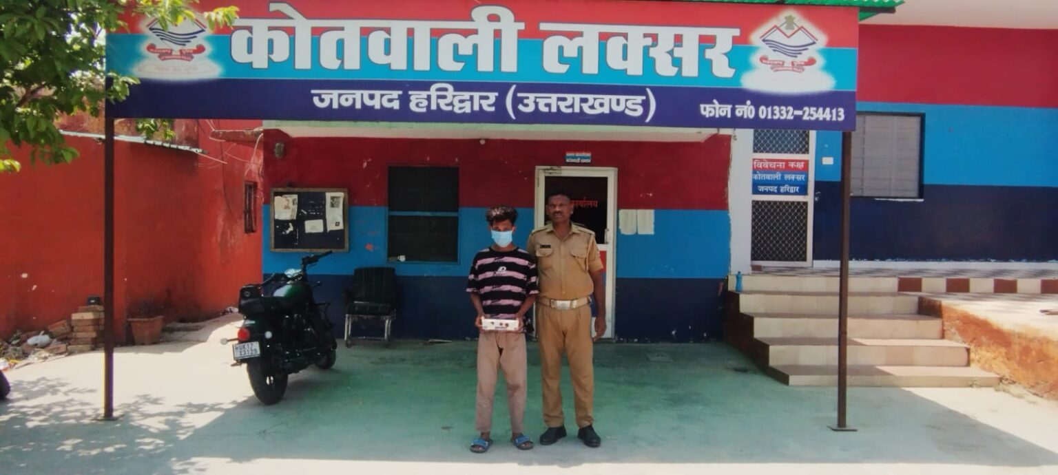 सोशल मीडिया पर तमंचा लहराने वाला एक युवक को पुलिस ने गिरफ्तार किया, अवैध हथियार बरामद।