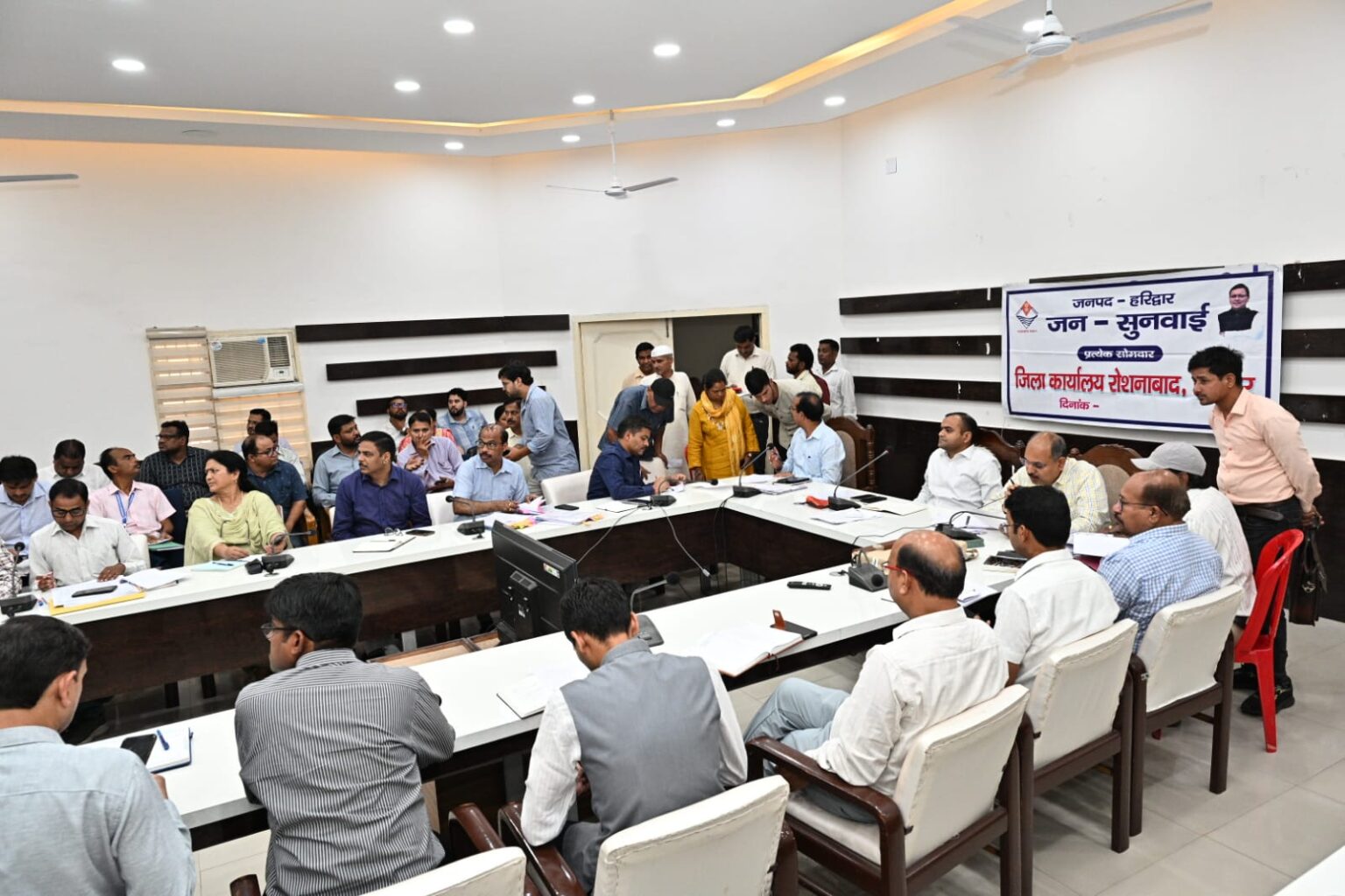 जनपद वासियों की समस्याओं को त्वरित निस्तारण के उदेश्य से जिलाधिकारी मयूर दीक्षित की अध्यक्षता में प्रत्येक सोमवार को आयोजित किया जा रहा है जन सुनवाई कार्यक्रम