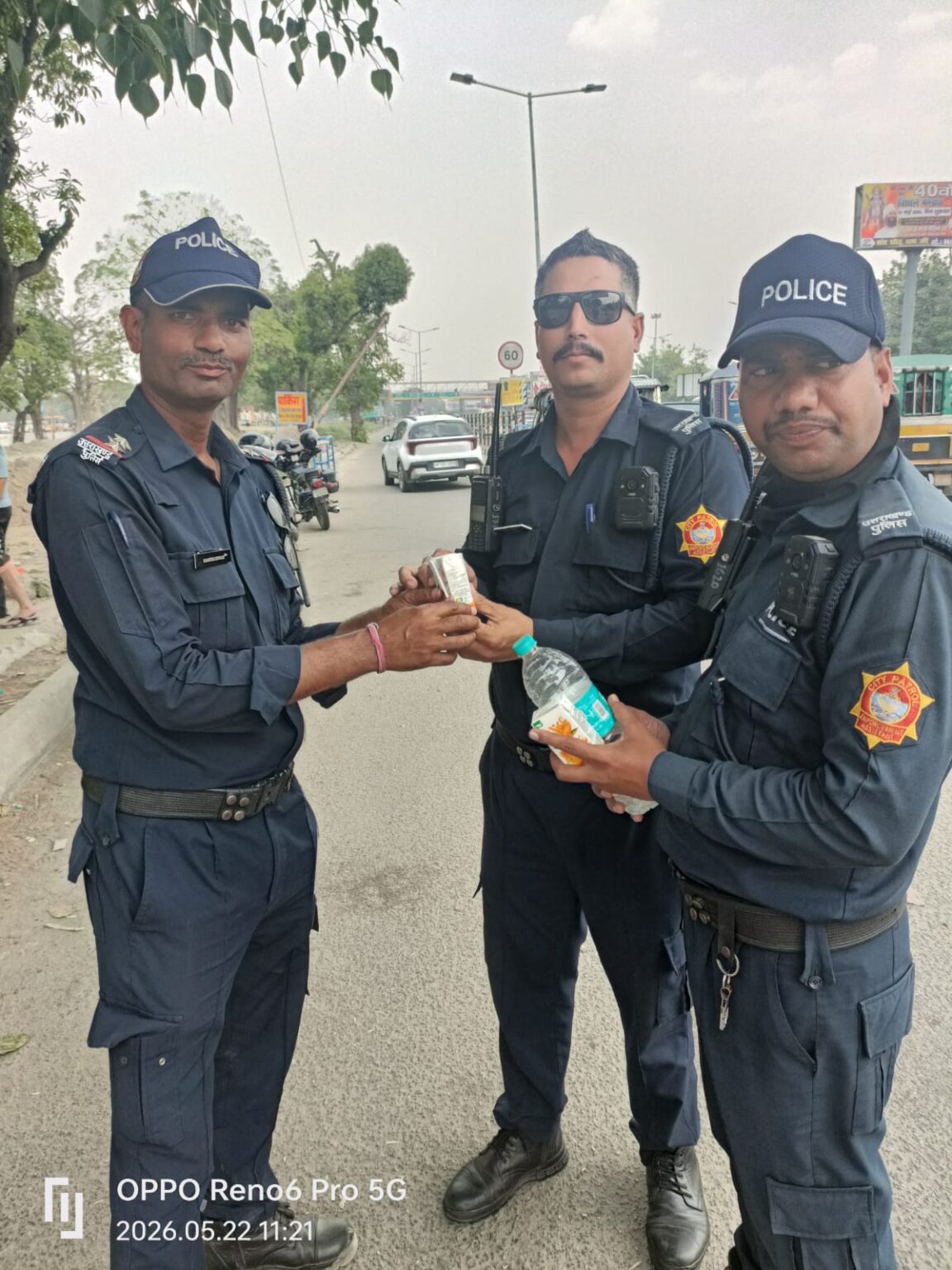भीषण गर्मी में ड्यूटी कर रहे पुलिसकर्मियों का बढ़ाया गया हौसला।