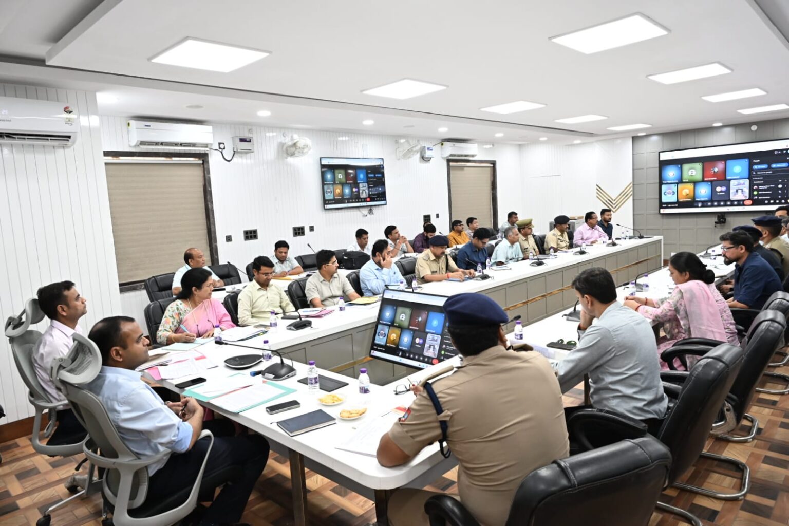 जिलाधिकारी ने जनपद में संचालित सभी नालों की मानसून से पूर्व सफाई करने के दिए निर्देश।