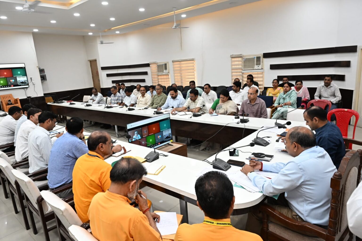 कचरा एवं ठोस अपशिष्ट के उचित निस्तारण हेतु जिलाधिकारी ने जिलास्तरीय अधिकारियों के साथ की आवश्यक बैठक।