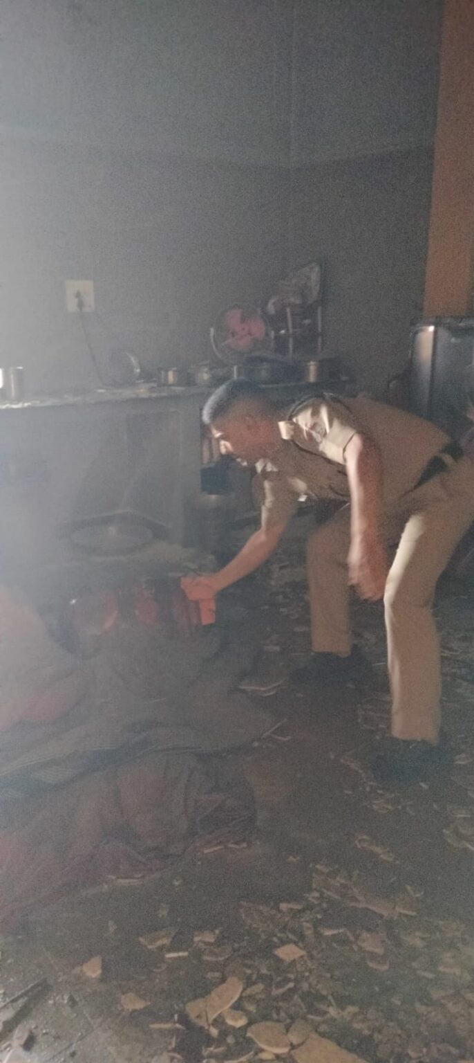 रुड़की की राज विहार कॉलोनी में गैस सिलेंडर में लगी आग, पुलिस के फायर टीम की तत्परता से टला बड़ा हादसा।
