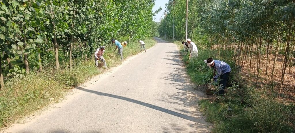 जिलाधिकारी के निर्देशन में जनपद में नालियों की सफाई ने पकड़ी रफ्तार