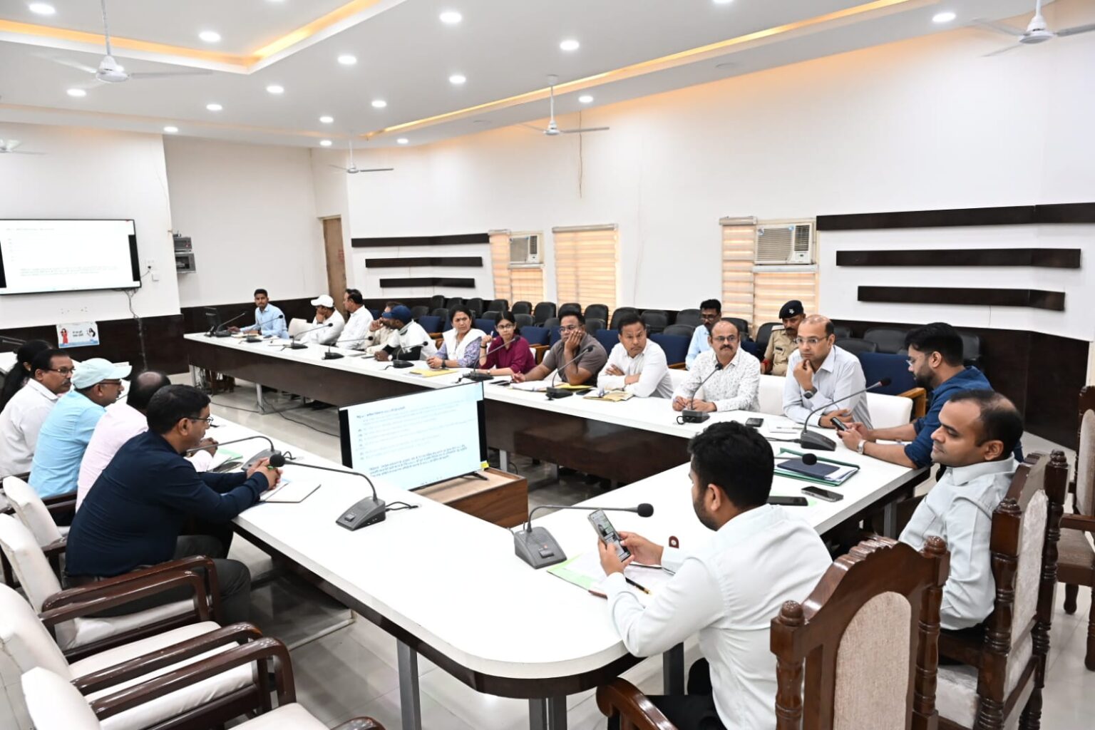 गंगा को स्वच्छ एवं निर्मल रखने के लिए किसी भी दशा में कूड़ा-कचरा गंगा नदी में न जाए – जिलाधिकारी