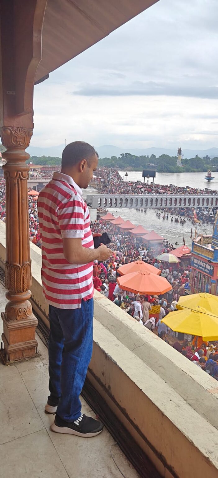 चारधाम यात्रा व्यवस्थाओ का जायजा लेने हरकी पौड़ी पहुंचे जिलाधिकारी मयूर दीक्षित।