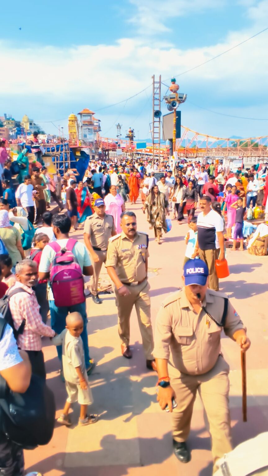 वीकेंड की भारी भीड़ के बीच कप्तान नवनीत सिंह ने संभाला मोर्चा,हर की पौड़ी सहित विभिन्न घाटों और हाईवे का लिया जायजा, मातहतों को दिए आवश्यक दिशा-निर्देश