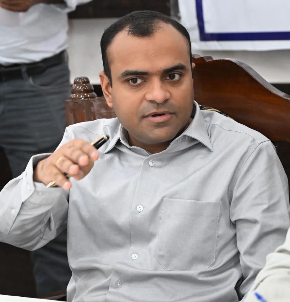 जनपद में मानसून से पूर्व सभी नालो की प्राथमिकता से की जाए सफाई, किसी भी सरकारी भूमि पर न हो अतिक्रमण जिलाधिकारी।