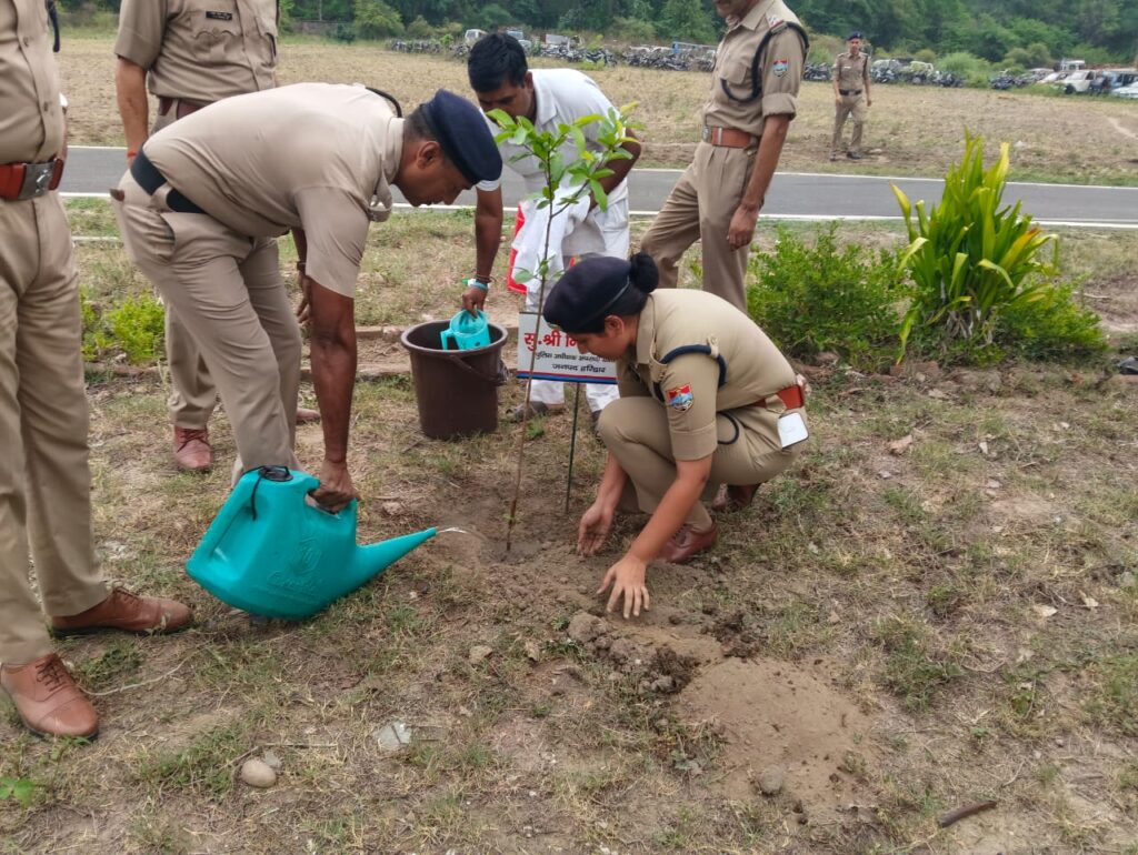 विश्व पर्यावरण दिवस पर हरिद्वार पुलिस ने किया वृक्षारोपण,रोशनाबाद पुलिस लाइन में लगाए गए 200 से अधिक पौधे, SSP नवनीत सिंह ने दिया पर्यावरण संरक्षण का संदेश