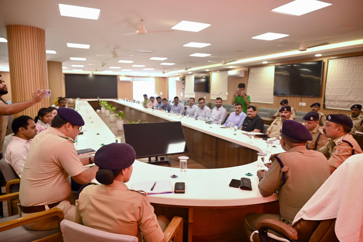आईजी राजीव स्वरुप ने औद्योगिक इकाइयों के पदाधिकारियों संग की बैठक,चारधाम यात्रा, कांवड़ मेला व कुंभ के दौरान यातायात व्यवस्था को लेकर मांगे सुझाव।