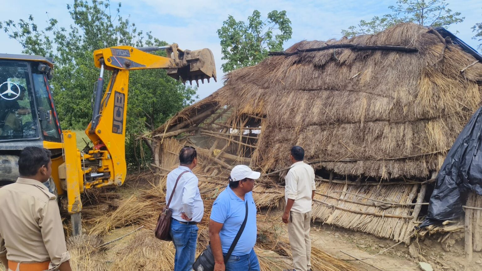 जिलाधिकारी मयूर दीक्षित के निर्देशन में उप जिलाधिकारी मुख्यालय / नगर मजिस्ट्रेट हर गिरी के नेतृत्व में वाल्मीकि चौक (ललतारौ पुल) से देवपुरा चौक तक तथा हरकी पौड़ी से वाल्मीकि चौक तक उप जिलाधिकारी योगेश मेहरा के नेतृत्व में नगर निगम,पुलिस एवं जिला प्रशासन द्वारा चलाया जा रहा अतिक्रमण हटाओ अभियान।