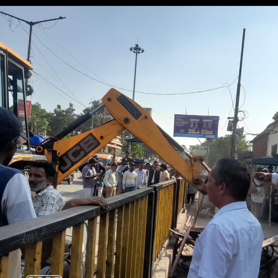 जिलाधिकारी मयूर दीक्षित के निर्देशन में उप जिलाधिकारी मुख्यालय / नगर मजिस्ट्रेट हर गिरी के नेतृत्व में देवपुरा चौक से वाल्मीकि चौक (ललतारौ पुल) तक नगर निगम,पुलिस एवं जिला प्रशासन द्वारा चलाया गया अतिक्रमण हटाओ अभियान
